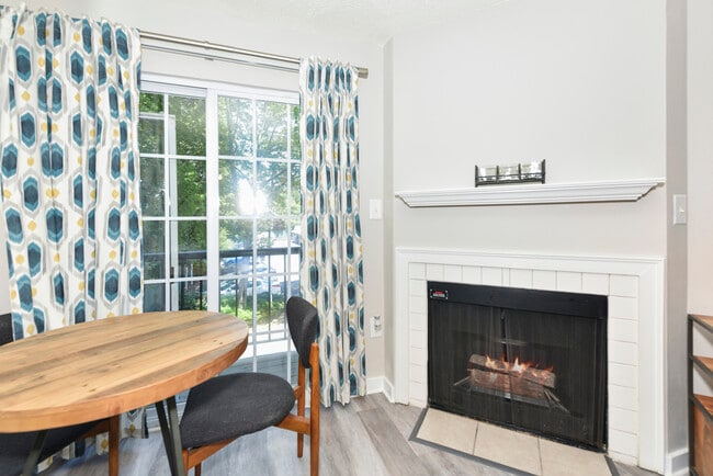 Madison 1 BR - Fireplace