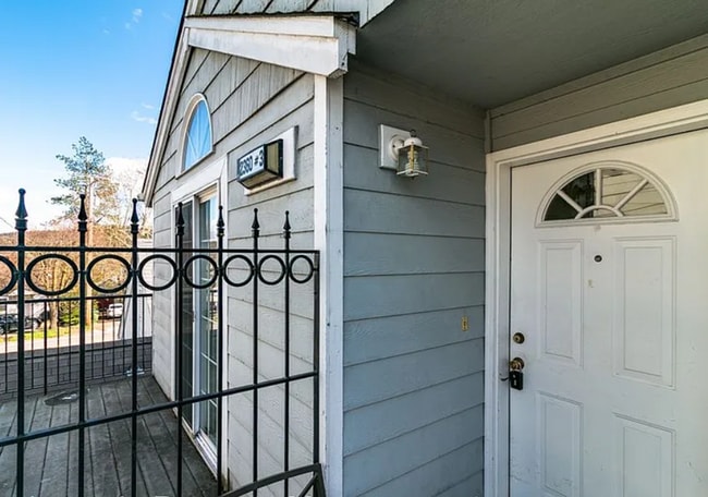 Building Photo - IveJ02 Unit 03