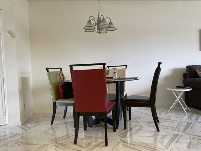 Photo - 569 Fanshaw N Unit 569