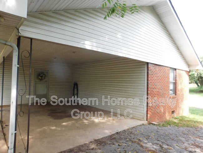 Building Photo - 818 Cedar Springs Rd Rental