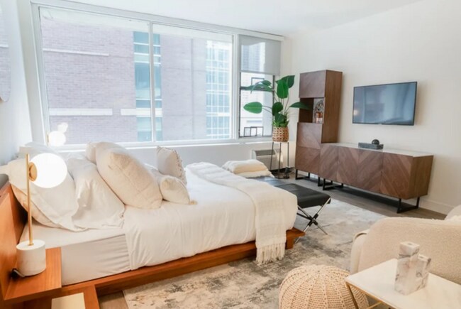 Photo - 33 E Pearson St