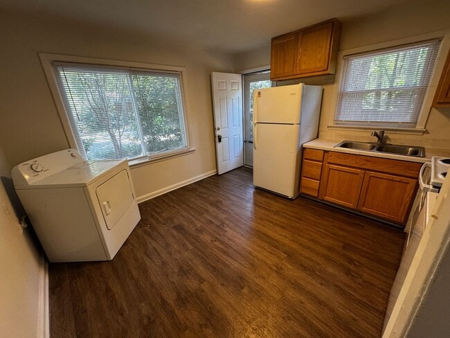 Building Photo - Perfectly sized 2 bedroom 1 bath