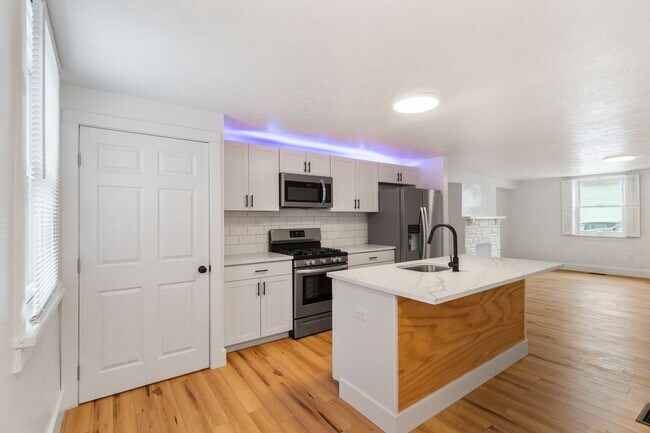 Photo - Luxury 3 bed 2 bath, large courtyard, amaz...