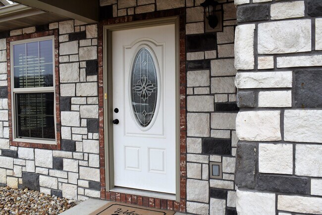 Photo - Modern Comfort Meets Prime Location – Stylish 2 Bed/2 Bath Duplex in St. Robert!