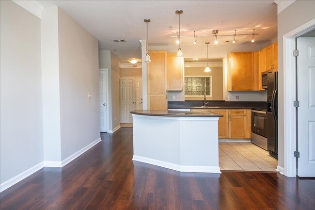 Building Photo - 2bd/2Ba Midtown Condo Perfect for Roommates w/ Pool and Gym!