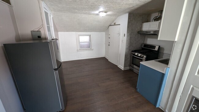 Building Photo - 302 Belmont Ave Unit 3rd Floor Rental