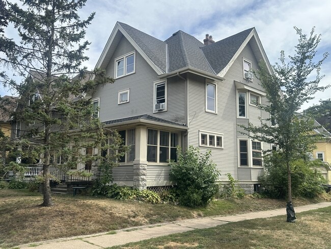 Photo - 1754 Hague Ave