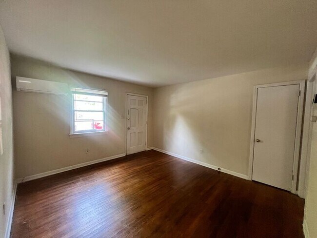 Photo - 408-410 Dobson St