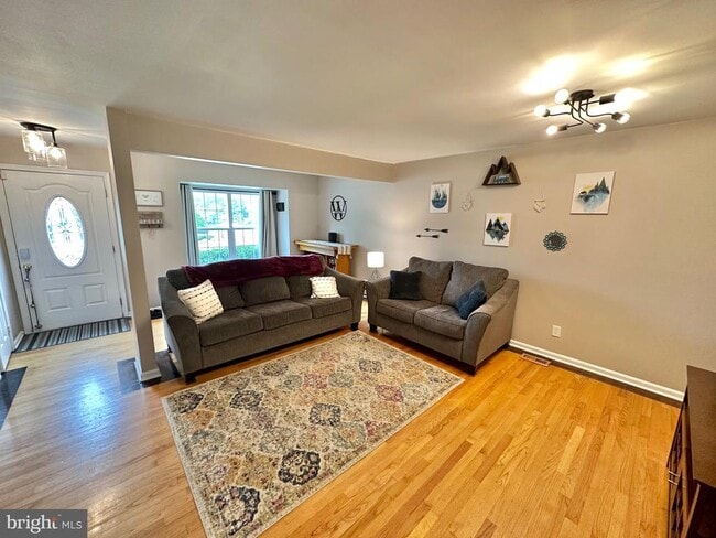 Photo - 103 Staunton Ct