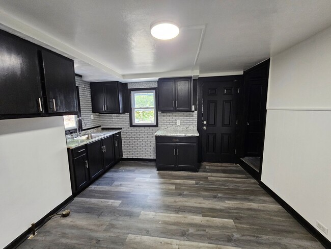 Building Photo - Newly Updated 2 bedroom 1 Bath House for r...