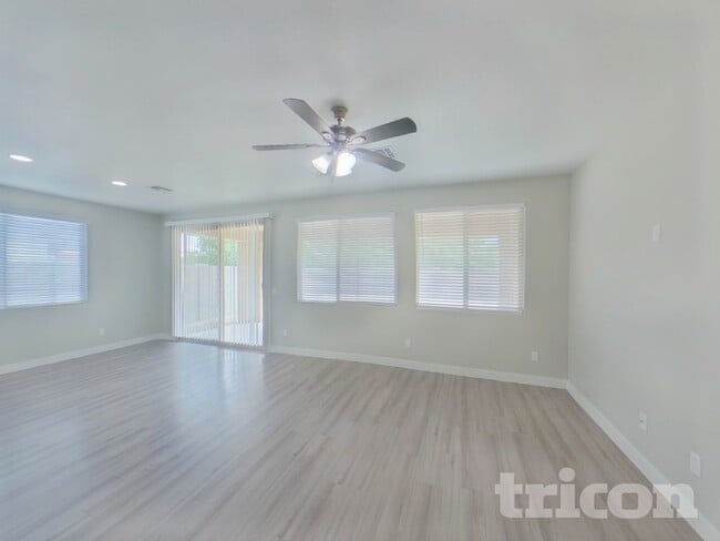 Photo - 2615 E Danbury Rd