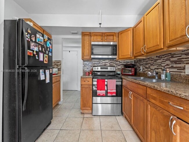 Building Photo - 10641 SW 108th Ave Unit 2E