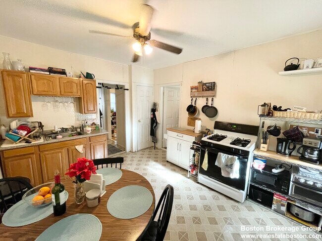 Building Photo - 20 Howell St Unit 1