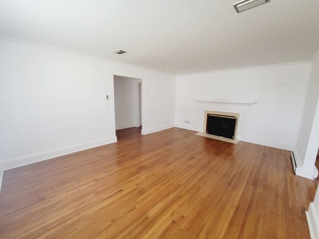 Photo - Spacious 3-Bed, 2-Bath Brick Ranch Home for Rent – Woodlawn Rd, Near Park Rd