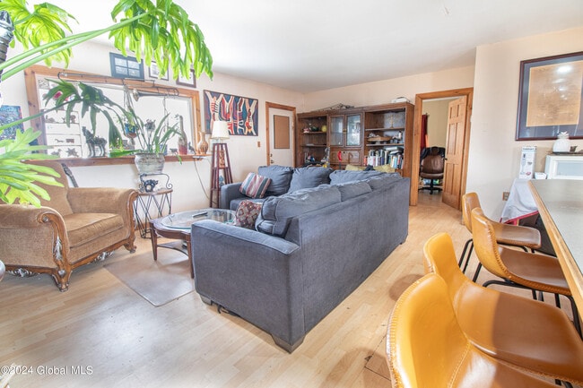 Photo - 99 1/2 Walworth St