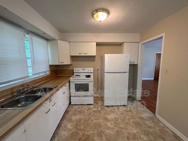 Photo - 306 W Lindberg St