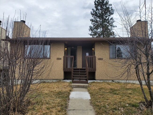 Building Photo - Darling updated duplex
