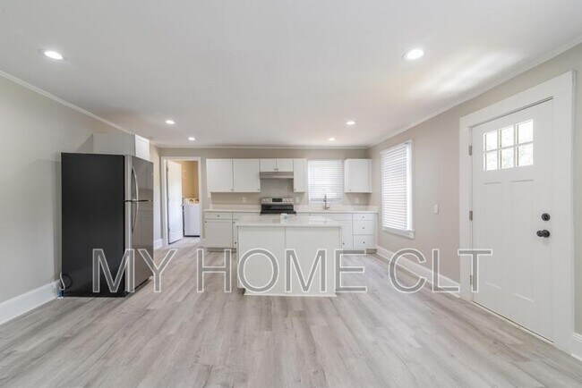 Photo - 2336 Barry St
