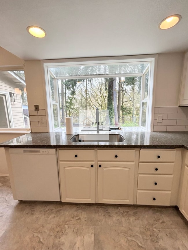 Photo - Beautiful 5 Bedroom / 3 Bath Home