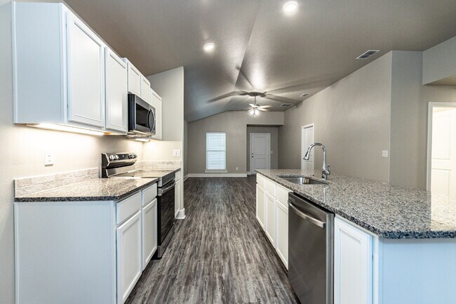 Photo - Luxurious Home Located In Bell Farms!