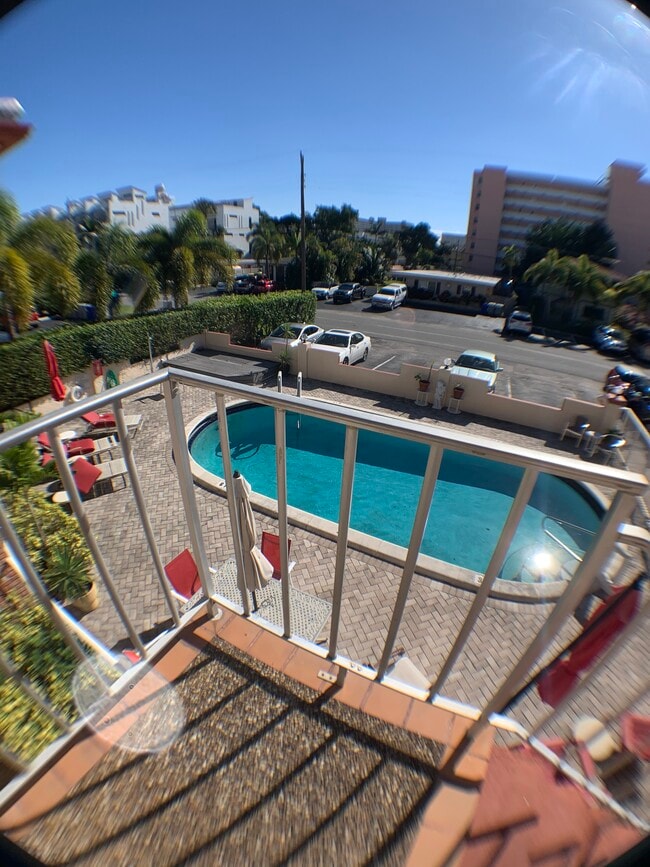 Building Photo - 3215 NE 15th St Unit 204