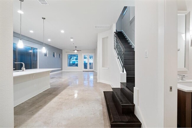 904 Freewater Ln