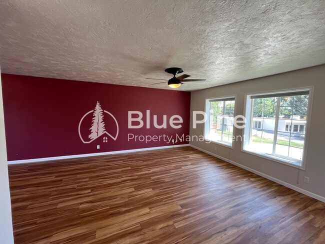 Photo - 395 Hemlock Cir
