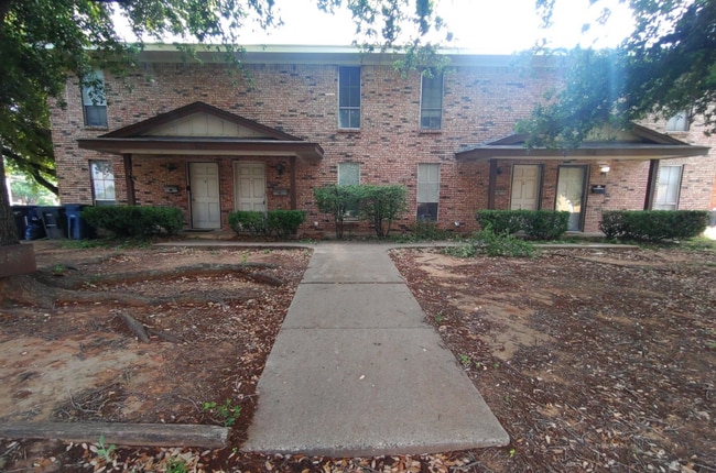 Building Photo - 2 bed/1.5 bath Unit 2