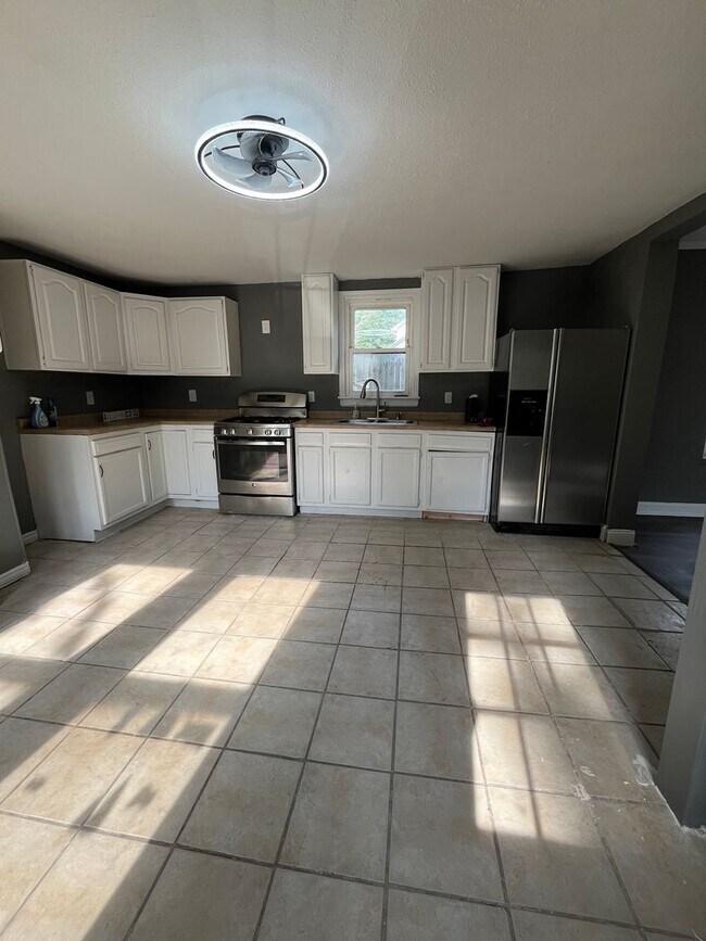 Photo - 919 W 10th St