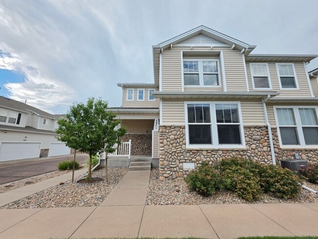 Building Photo - Stunning 4 Bed 3 Bath Home Near Stetson Hi...