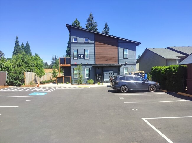 725 Lockwood Ln S Unit 725 Lockwood Unit 201