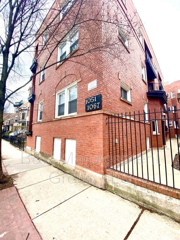 Building Photo - 1063 W Dakin St Unit #2