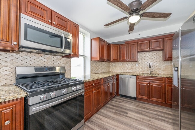 Building Photo - 116 Lexington Ave Unit #2