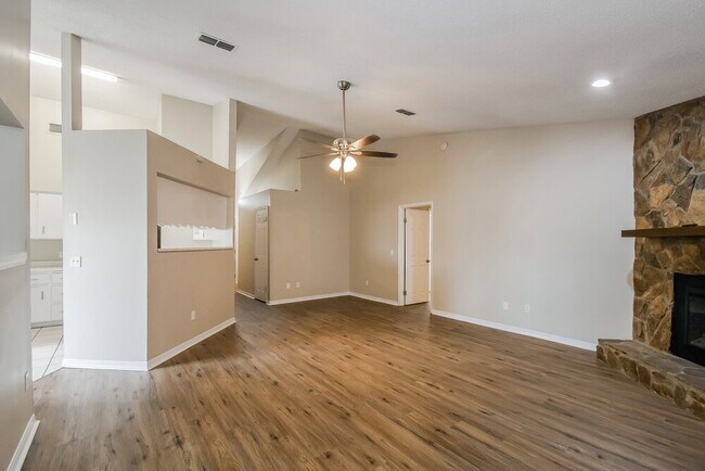 Photo - 2215 Botany St