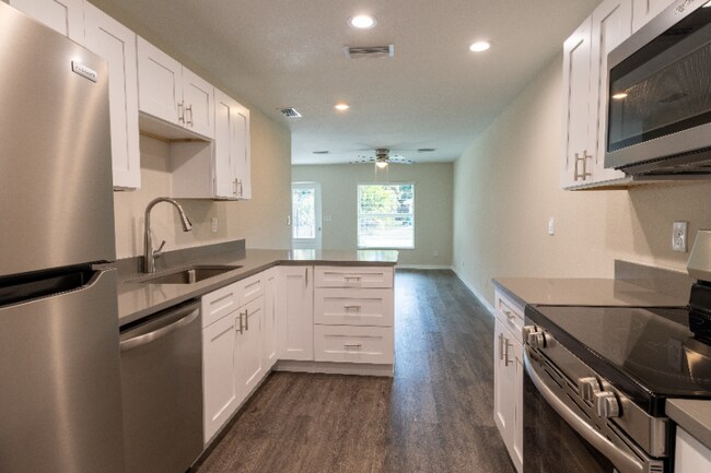 Photo - 2021 Fraser St