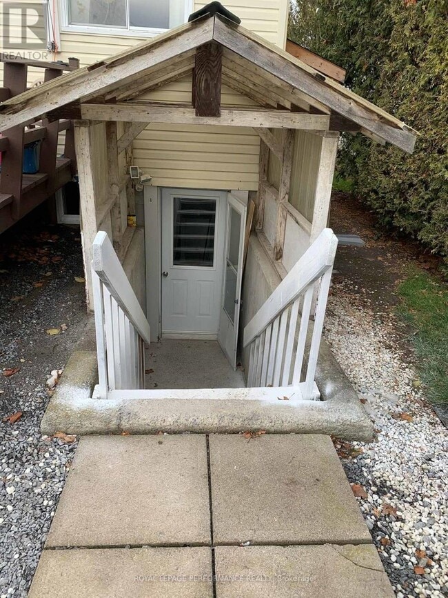 Photo - 645 St Isidore St