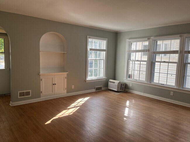 Living Room w/built in s - 728 Nuttman Ave