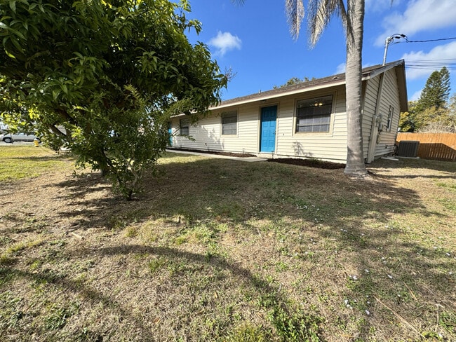 Building Photo - 2900 Shore Dr Unit Apt B