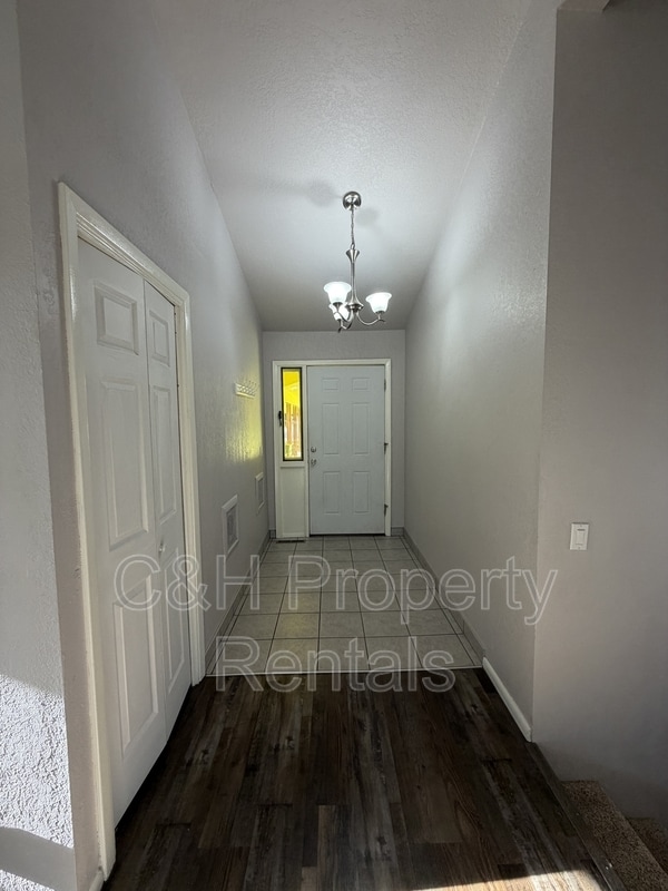 Photo - 181 Erickson Ct E