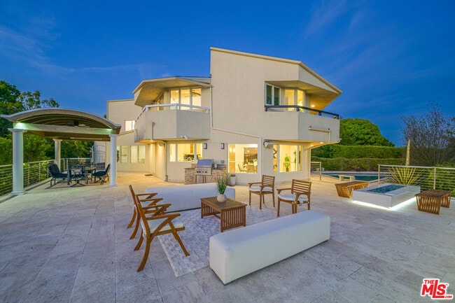 1121 Roberto Ln