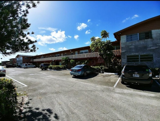 Building Photo - 251 NE 187th St Unit 803