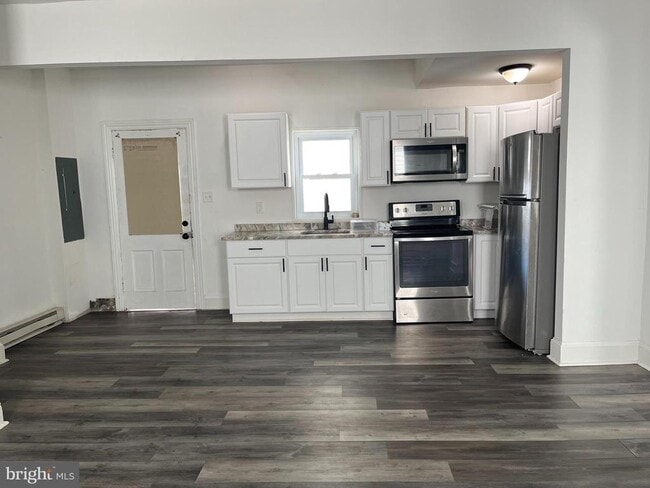 Photo - 113 W John St