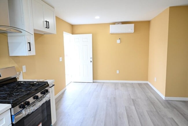 Photo - 10701 Doty Ave