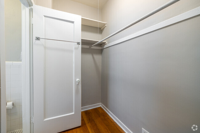 Closet - Onyx on Sheridan Apartments