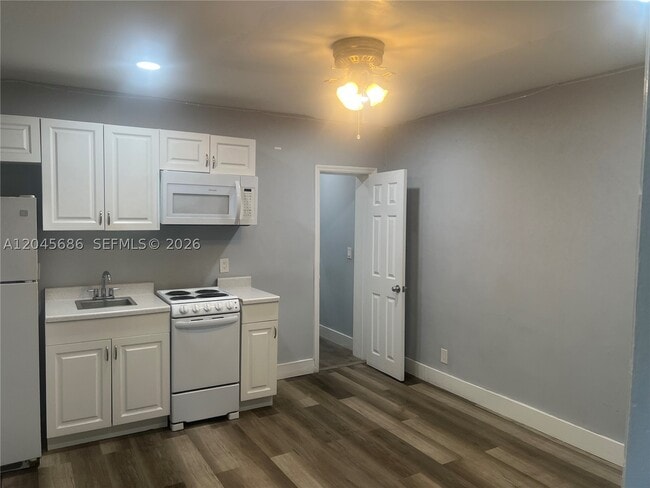 Building Photo - 2118 N 19th Ave Unit 1-4