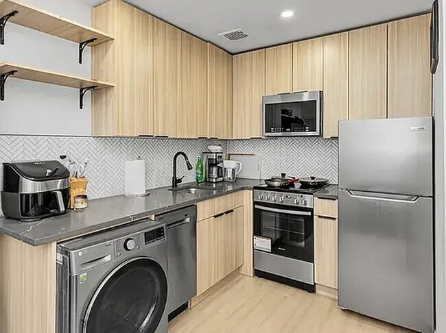 Photo - 228 E 25th St Unidad 6