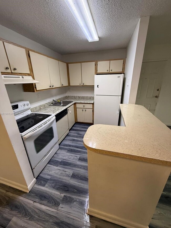 Building Photo - 7210 NW 179th St Unit 203