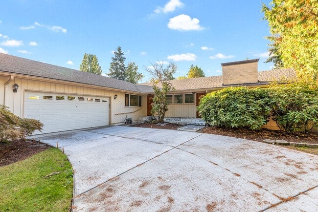 Building Photo - 4 bedroom 2.5 bath with office space. Rental