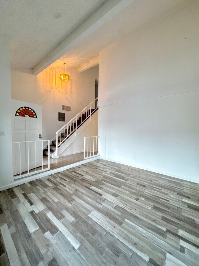 Photo - 1013 Doncaster Dr Unit MAIN