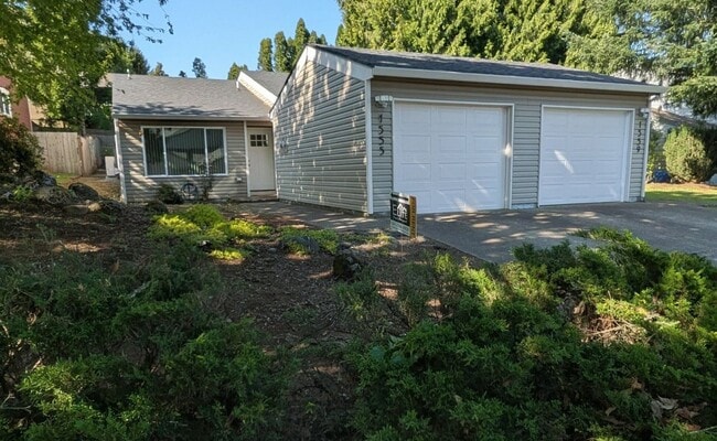 Building Photo - Available Now! 2 bedroom and 1 bath duplex Unit 1555